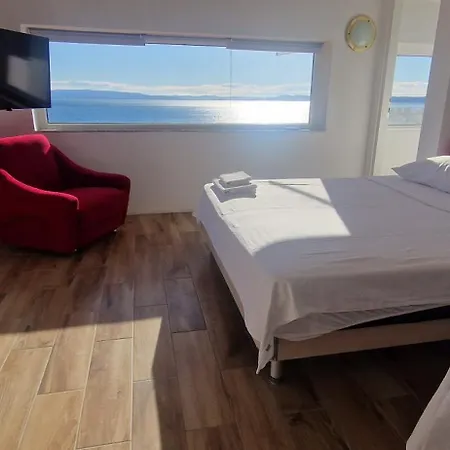 Apartment Bellavista With Pool And Beach * トロギール